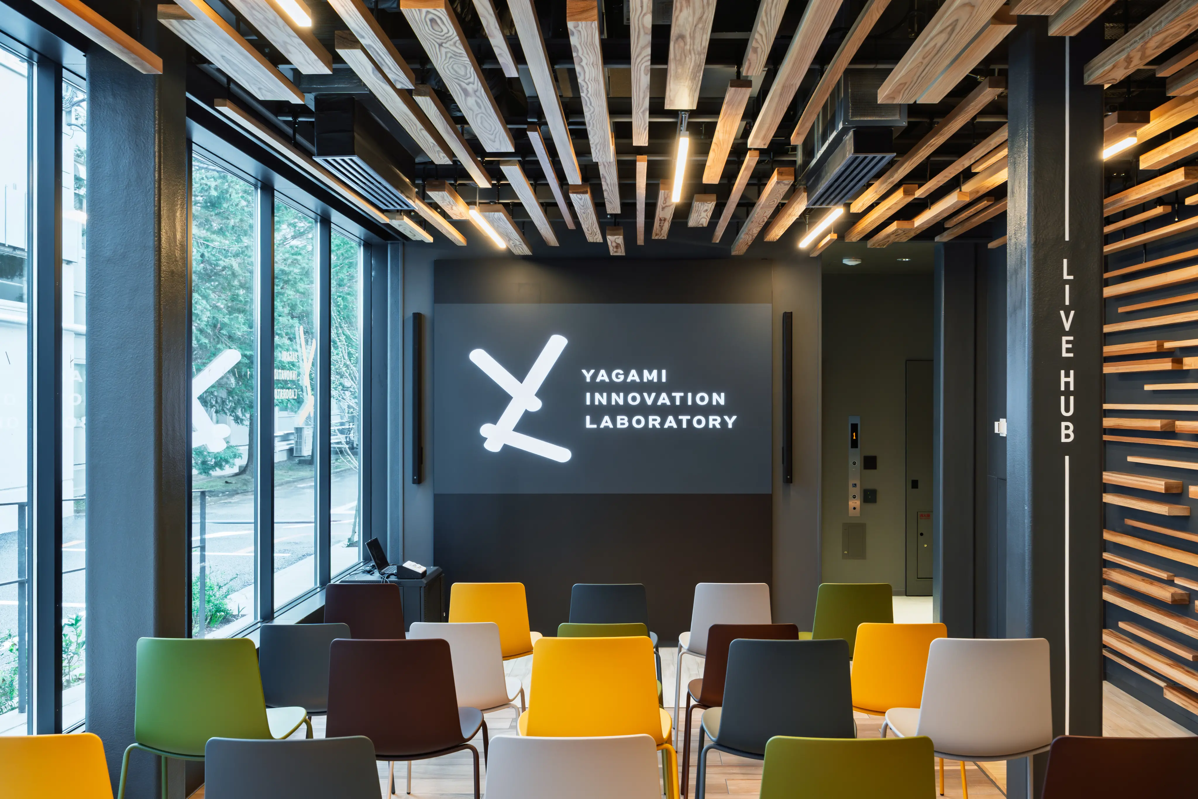 “うなぎ”のグラフィックデザインが人と空間をつなぐ<br>慶應義塾大学 矢上キャンパス<br>「Yagami Innovation Laboratory」<br class="_pc">× ちえのわデザイン × サンゲツ