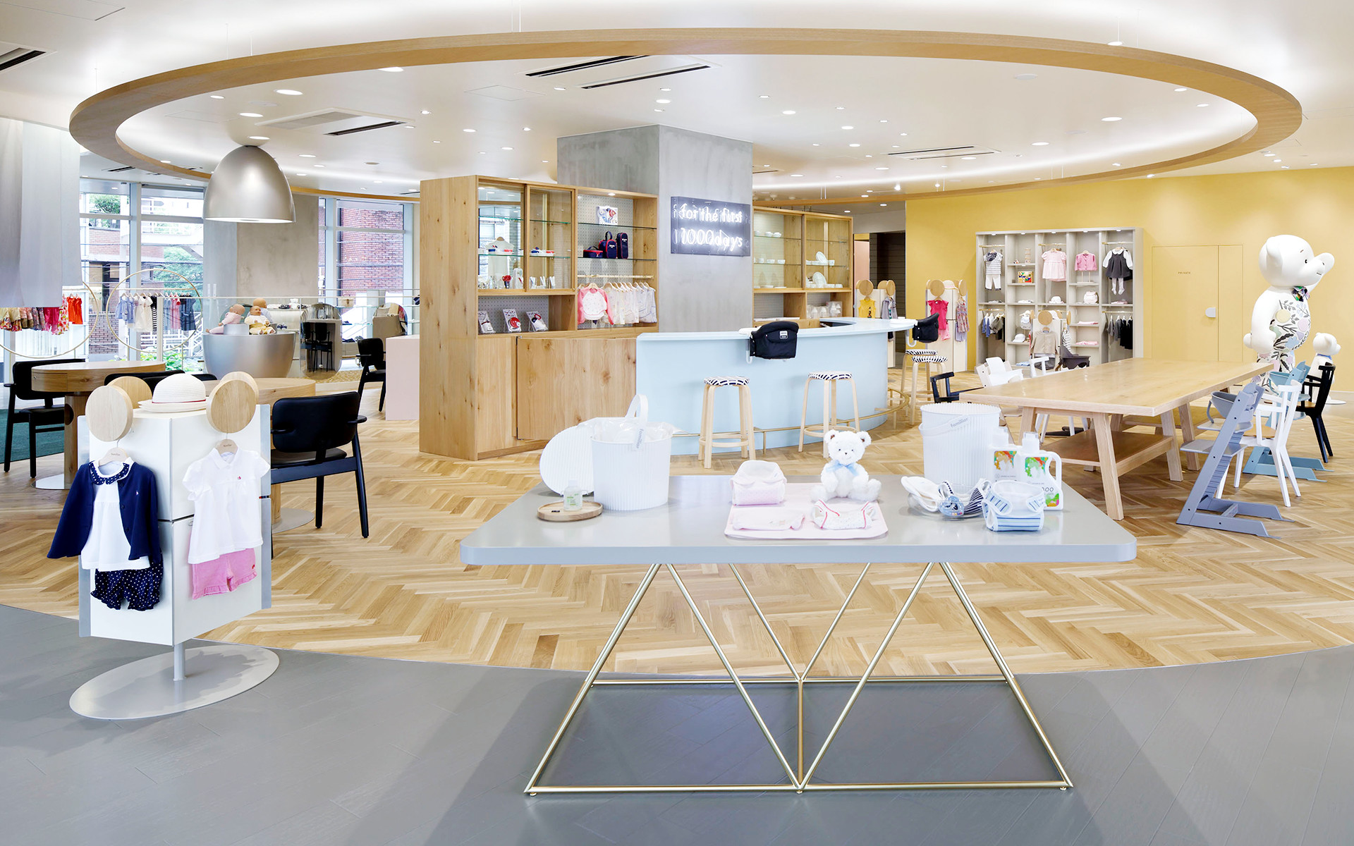 「ファミリア代官山店」では床材の違いによって体験スペースと商品販売スペースを分けている（写真：Nacasa & Partners）