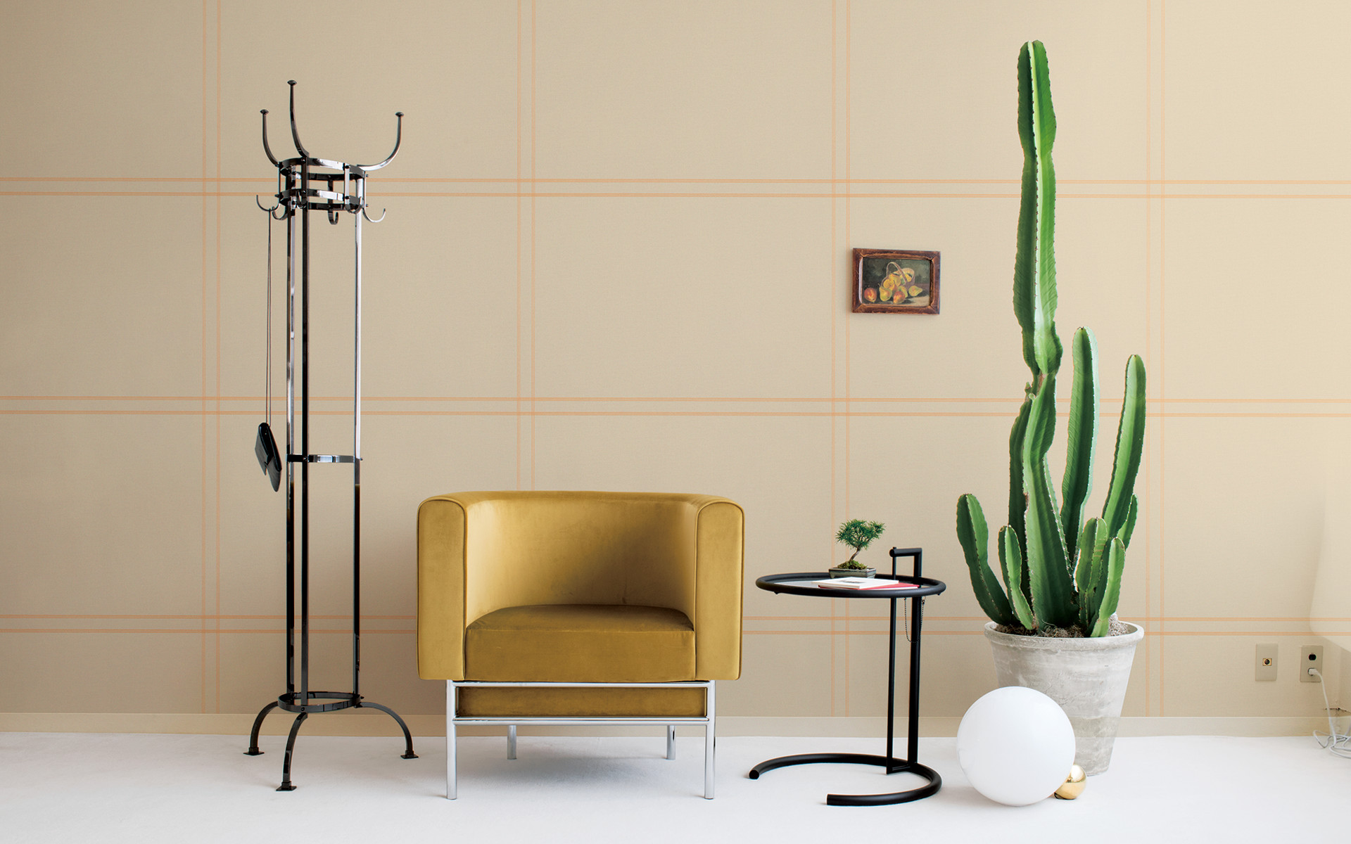 「NATURE REFLECTIONS」の「LIGHT RAY」シリーズのコーディネート例。ブラックメタルの家具を合わせたミックススタイルを提案。「LIGHT RAY」シリーズの壁紙は布目のテクスチャーを活かした上に、銅色のラインがエンボス加工されている（＊）