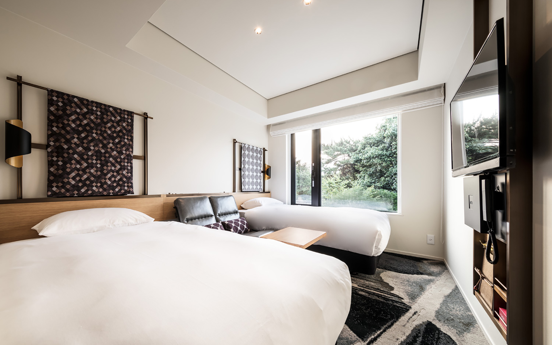 「京都グランベルホテル」の客室の例。テレビパネルは掛け軸のイメージでデザイン（写真：Nacasa & Partners）