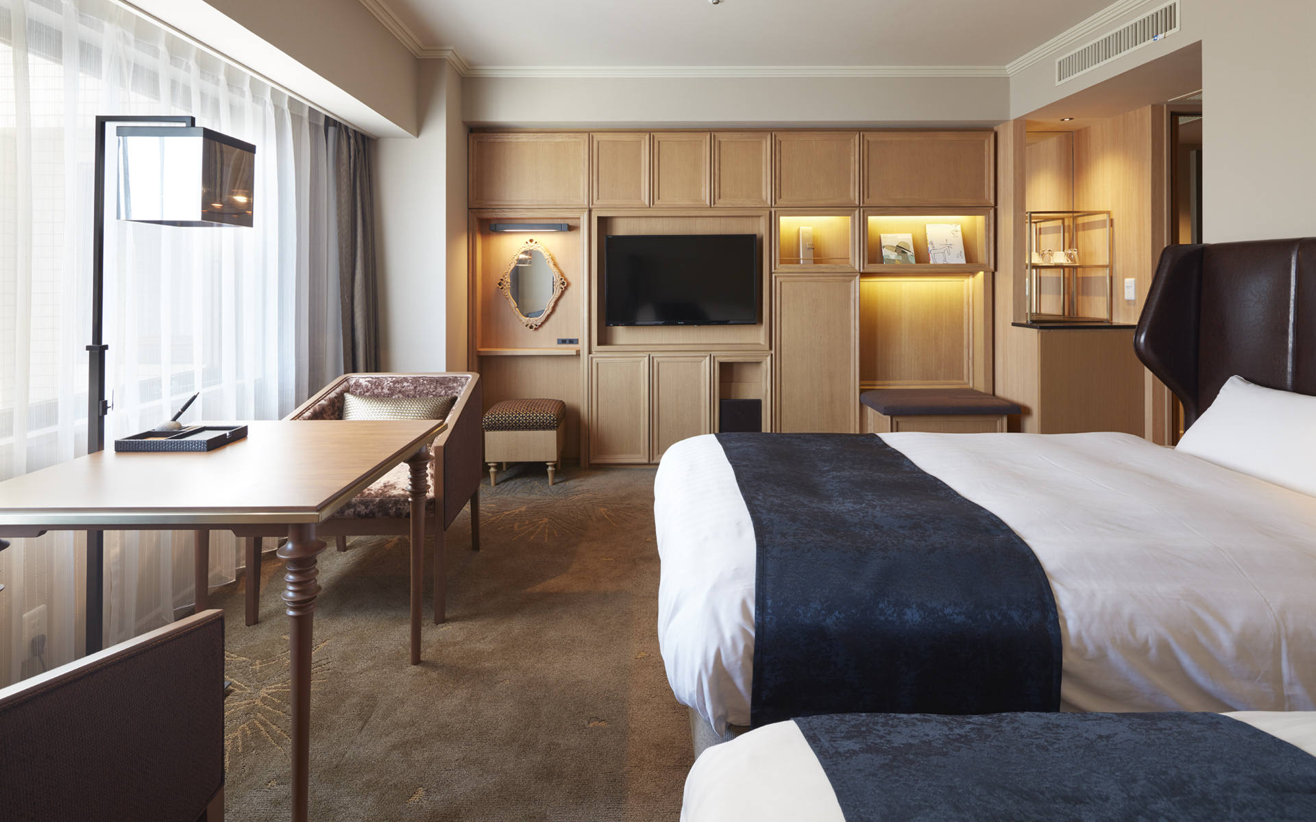 「ロイヤルパークホテル高松」の客室の例。松の盆栽が高松の特産であることから、床のカーペットは松をイメージしたグラフィック。ペン立ては同じく高松特産の庵治石（写真：矢野紀行）