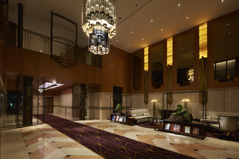 「ロイヤルパークホテル高松」のロビーと新設したクラブラウンジ。もとのニューヨークテイストのデザインと高松らしさの融合を目指した（写真：矢野紀行）