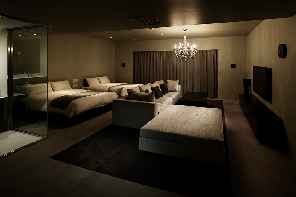 「渋谷グランベルホテル」のビジネススイートは光の部屋。ベッドのヘッドボード型の光の装飾はナイトランプの役割も果たす（写真：Nacasa & Partners）
