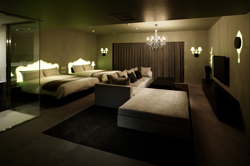 「渋谷グランベルホテル」のビジネススイートは光の部屋。ベッドのヘッドボード型の光の装飾はナイトランプの役割も果たす（写真：Nacasa & Partners）