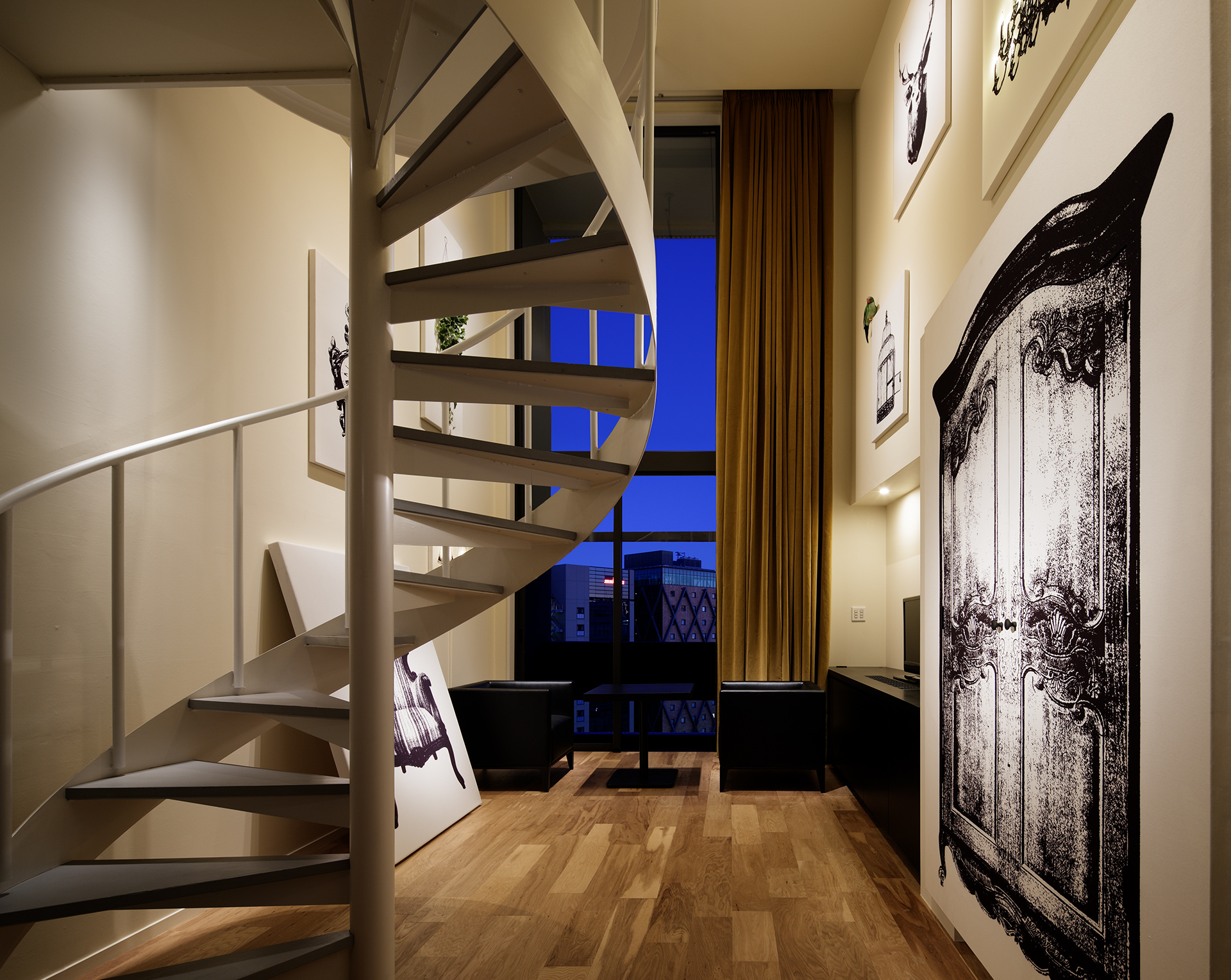 「渋谷グランベルホテル」のフェミニンスイートはキャンバスの部屋で、椅子や照明、クローゼットなどが描かれたキャンバスを壁面全体にレイアウト。すべてのキャンバスが実際の家具やプロダクトとして機能し、たとえばクローゼットは扉を開け、中に衣類を掛けることができる（写真：Nacasa & Partners）