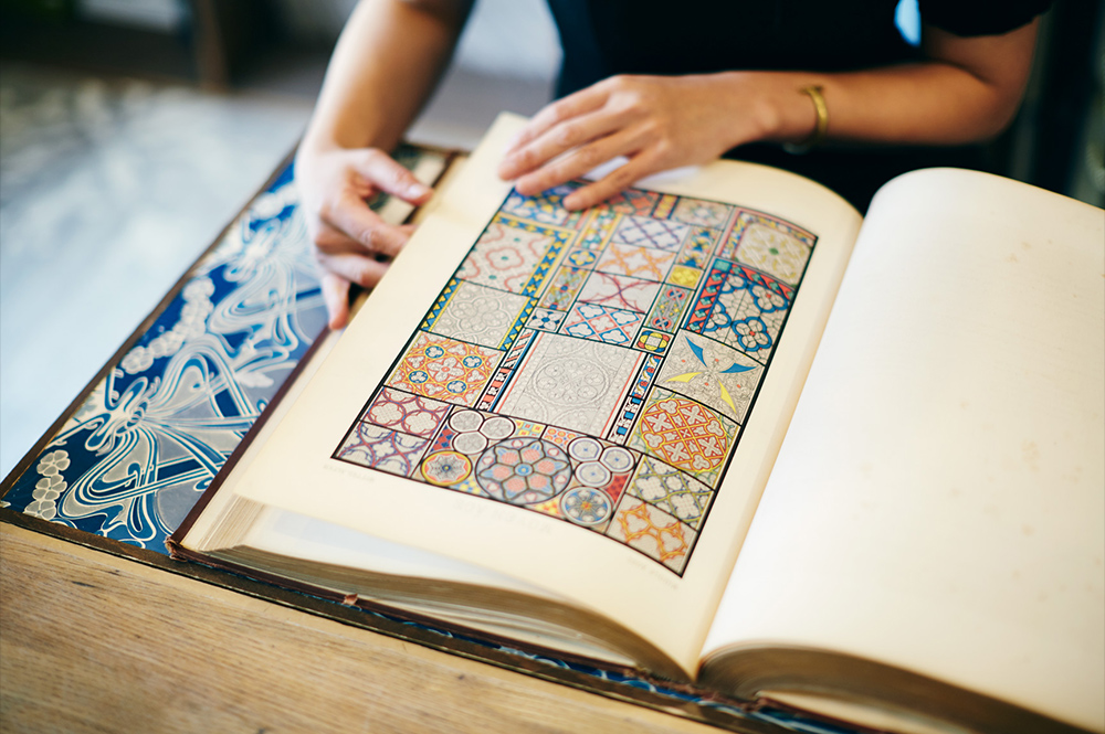坂田さんのアイデア源でもある、19世紀のロンドンでつくられた世界の柄集、「POLYCHROMATIC ORNAMENT」(1877年発刊)。