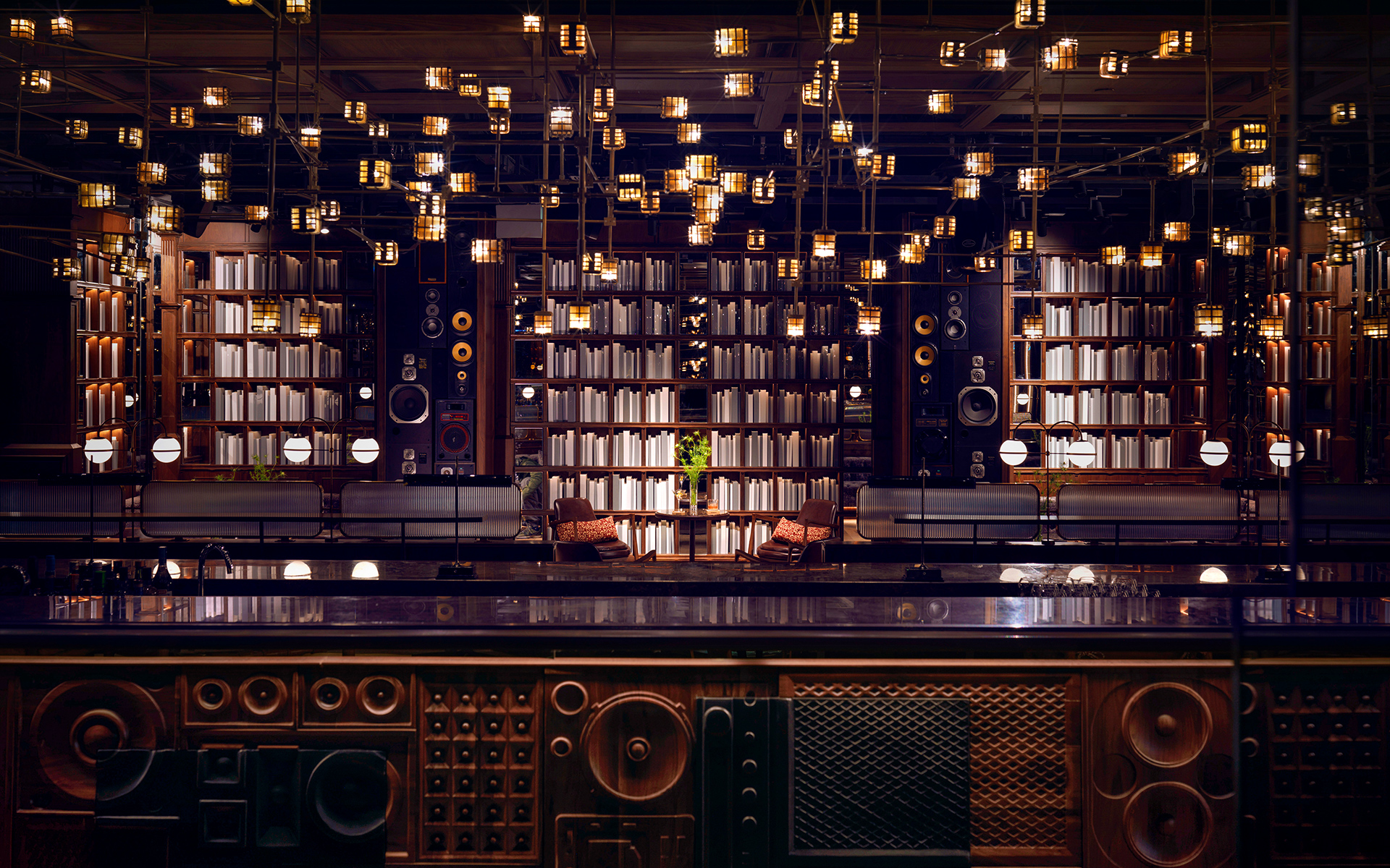 「ハイアット・リージェンシー・ワンジン」。「The Music Bar」。木や石、鉄といった本物の素材づかいで、本物の音楽を聴く場をつくり出した。写真／Jonathan Leijonhufvud SWE