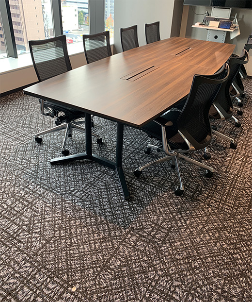 オフィス空間に彩りを添える、多彩な表情を織りなすグラデーション糸が特長の❝しゃらしゃら❞の床（2021年12月）。