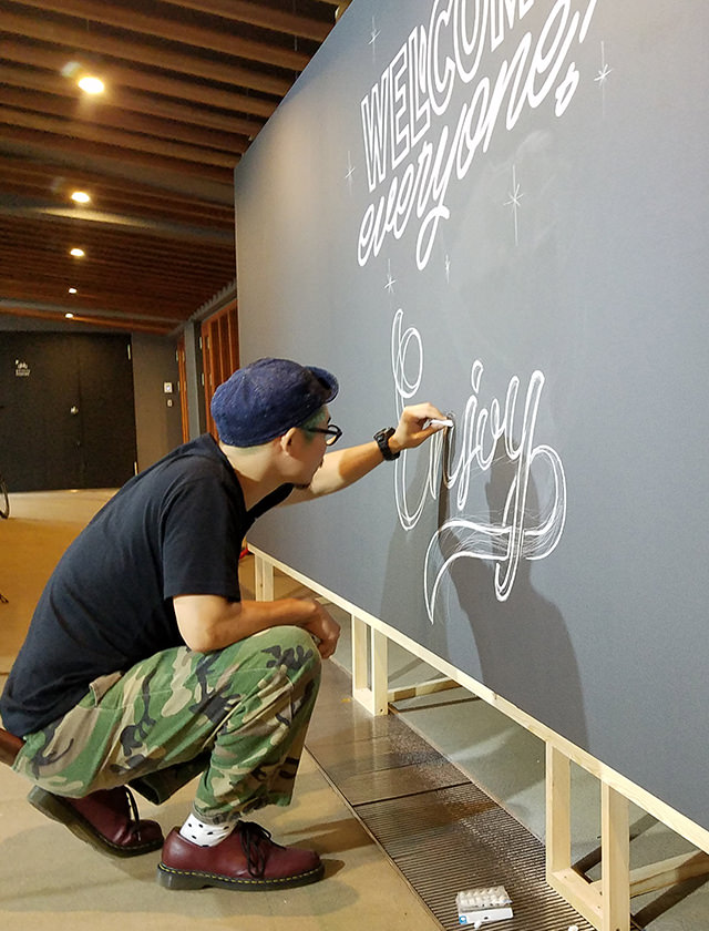 「Blackboard」にウェルカムメッセージを描くAND THROUGH DESIGNさん