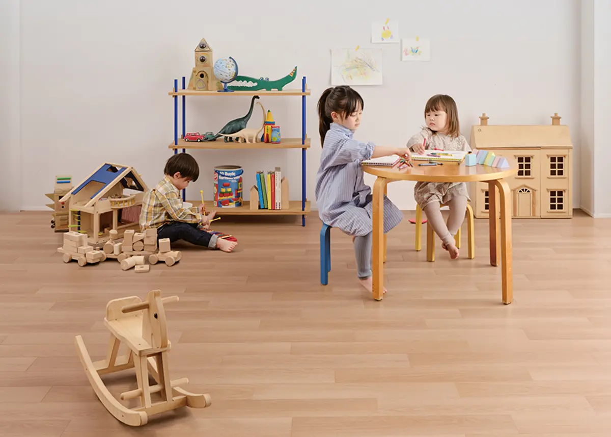 子どもたちがお部屋で遊んでいる画像