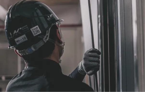 職人さんがパネルを持っている様子