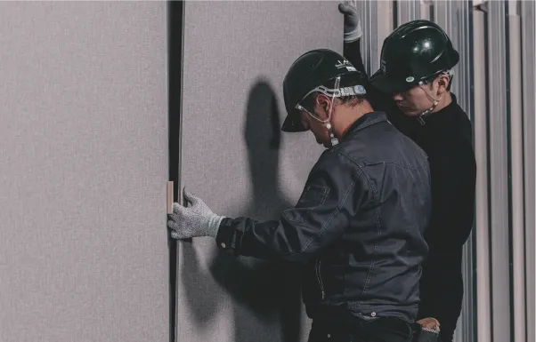 職人さんが2人でパネルを設置する様子