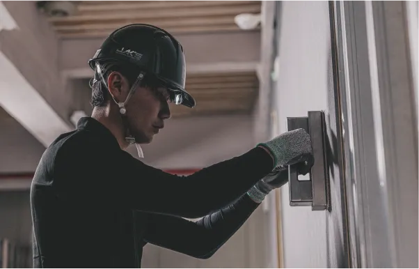 職人さんがパネルを組み立てている様子