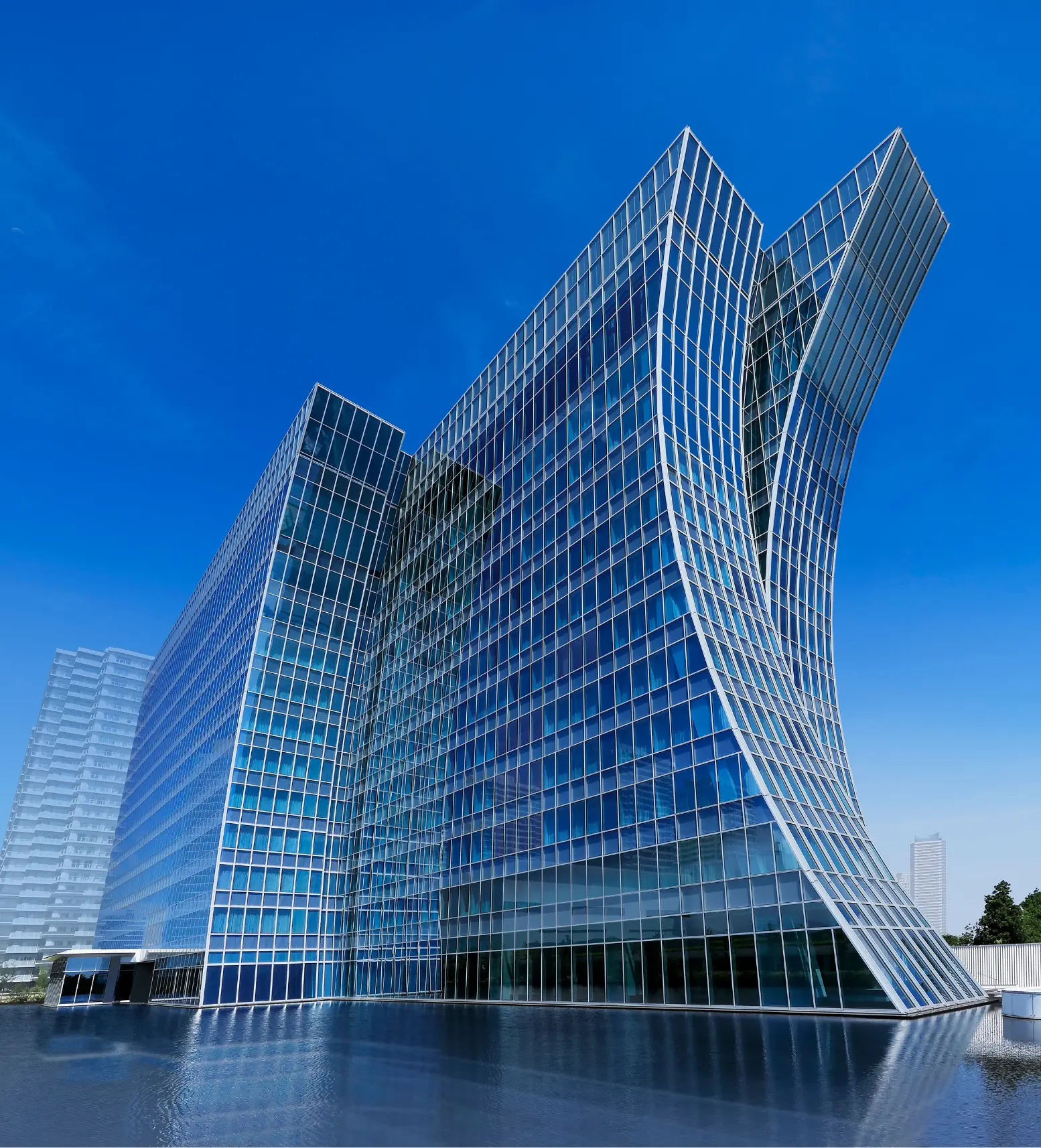 横浜ベイコート倶楽部 ホテル＆スパリゾート 事業主（写真提供）：リゾートトラスト株式会社 / 設計・監理：株式会社 観光企画設計社 デザイン協力：HBA ハーシュ・ベドナー・アソシエイツ（スカイロビー・リストランテ オッツィオ・客室）