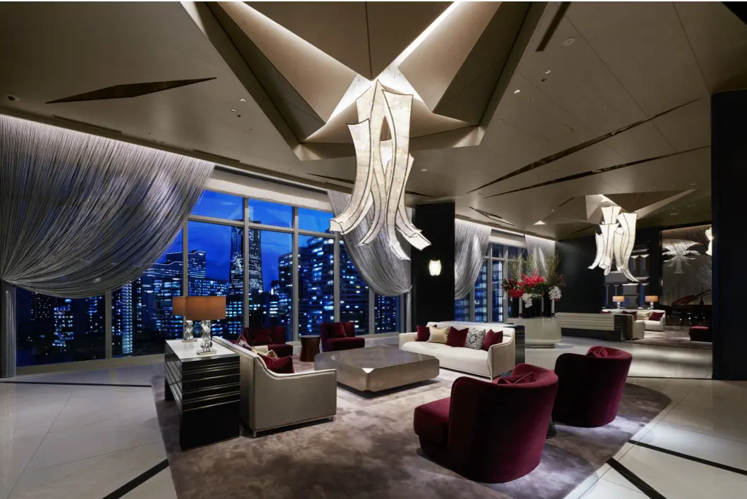 写真：[ザ・カハラ・ホテル&リゾート 横浜]ロビー カーペット 特注ハンドタフテッド／壁：リアテック／天井：銀箔壁紙 特注デザイン／カーテン（シェード）