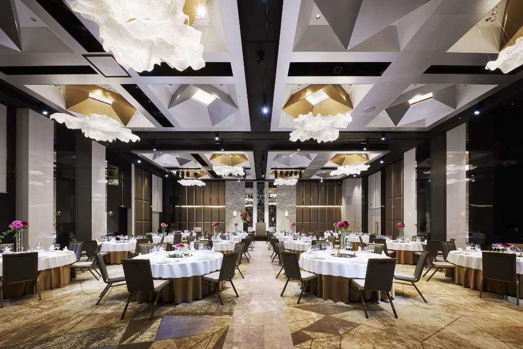 写真：[横浜ベイコート倶楽部 ホテル&スパリゾート]グランドボールルーム カーペット 特注アキスミンスター／壁：リアテック