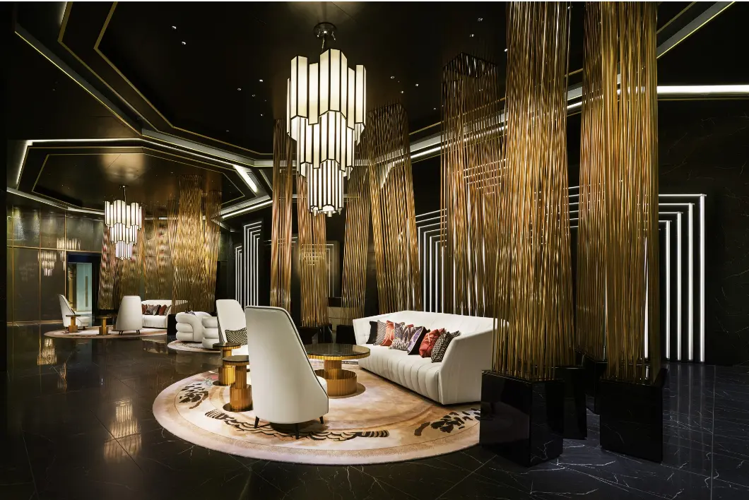 写真：[横浜ベイコート倶楽部 ホテル&スパリゾート]スカイロビー カーペット 特注ハンドタフテッド／クッション 特注デザインプリント