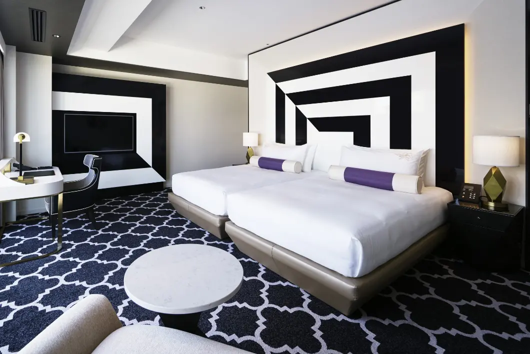 写真：[ザ・カハラ・ホテル&リゾート 横浜]客室 ザ・カハラ・グランド（ハーバービュー）　カーペット 特注アキスミンスター／壁紙／カーテン／クッション