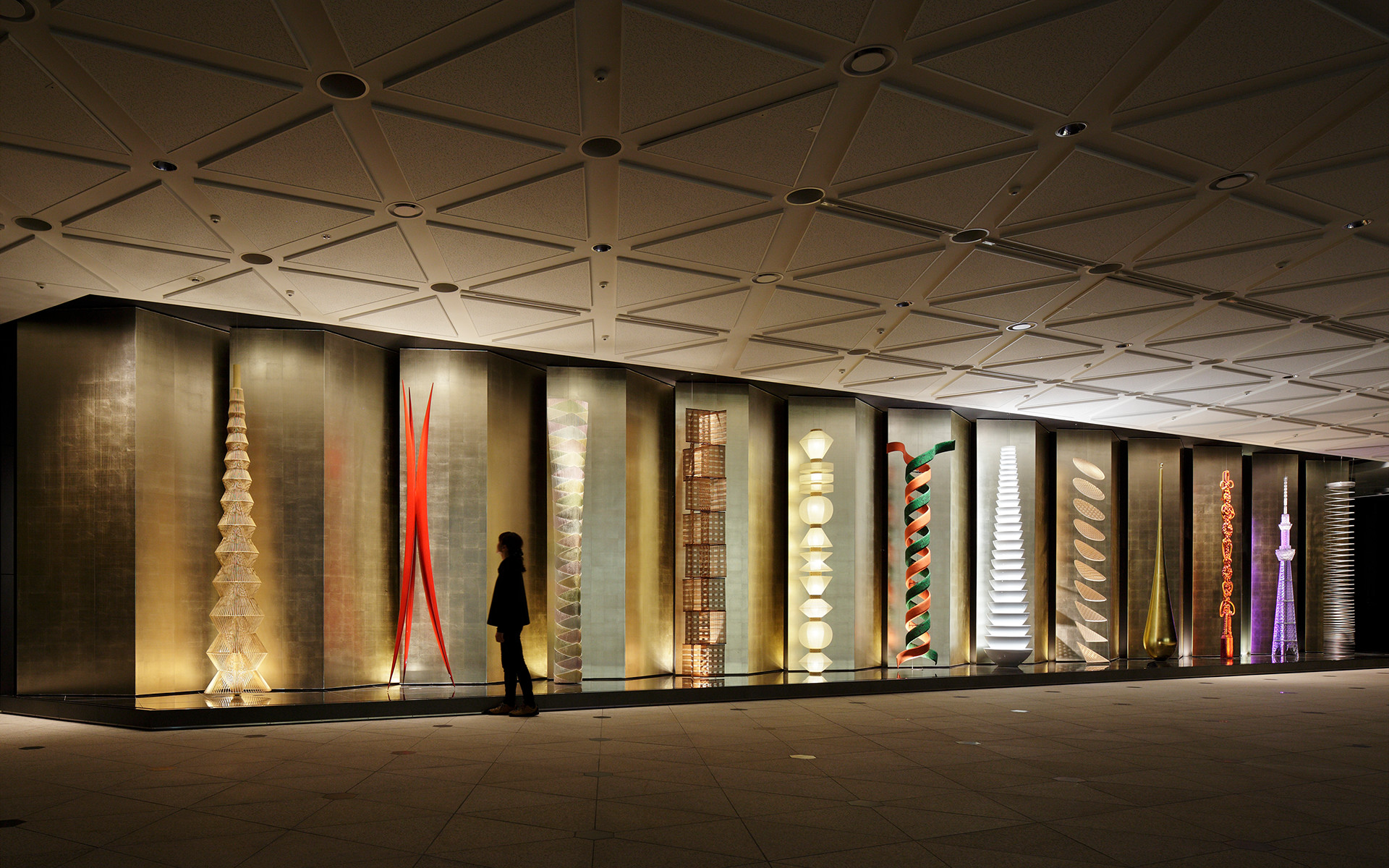 「東京スカイツリー」の4階エントランスで訪れた人を迎える12体のアートオブジェ「スーパークラフトツリー」。橋本夕紀夫さんがデザインを手がけた（写真：Nacasa & Partners）
