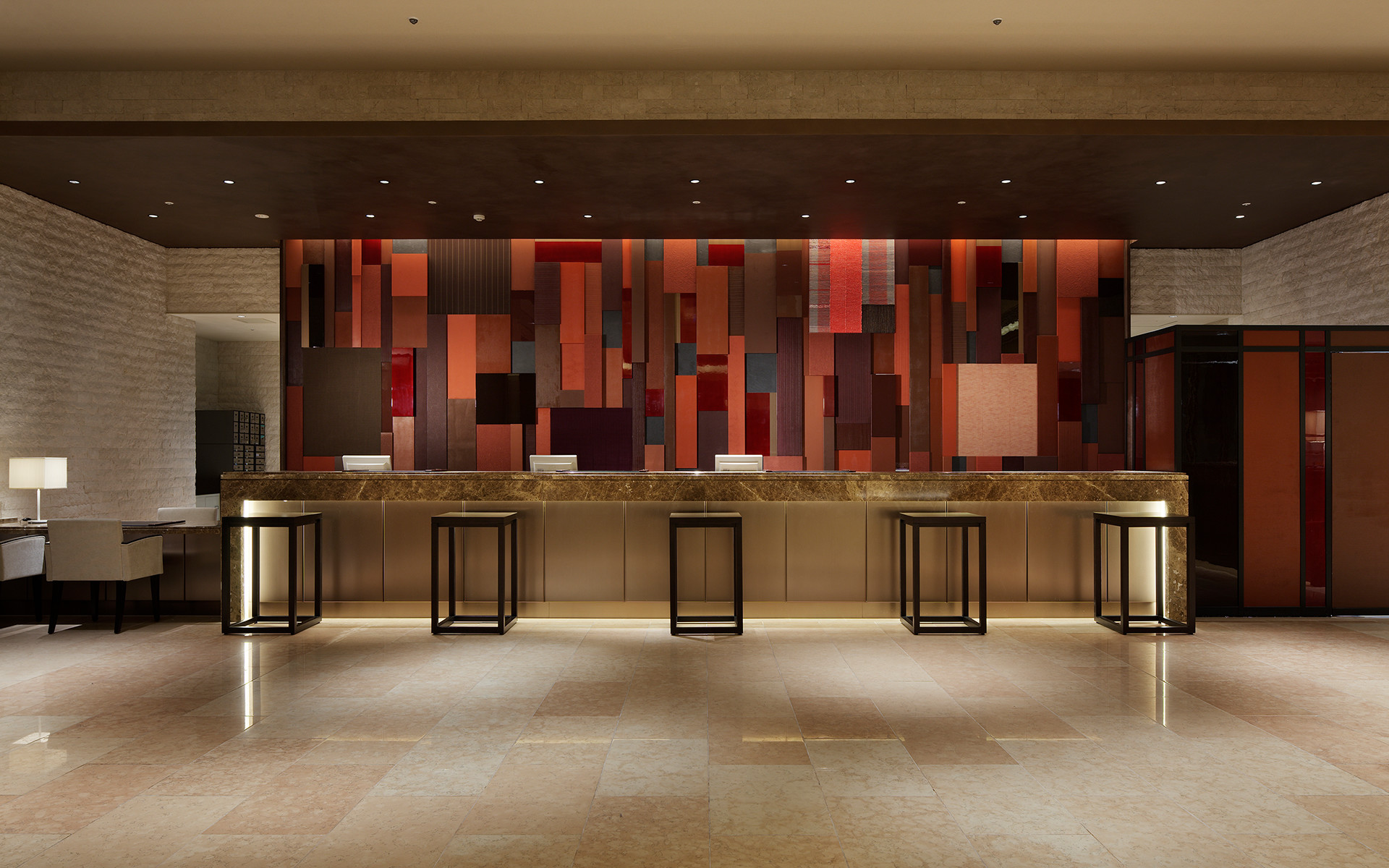 「メトロポリタンホテル仙台」のフロントに設置されたアートウォール（デザイン：乃村工藝社　写真：Nacasa & Partners）