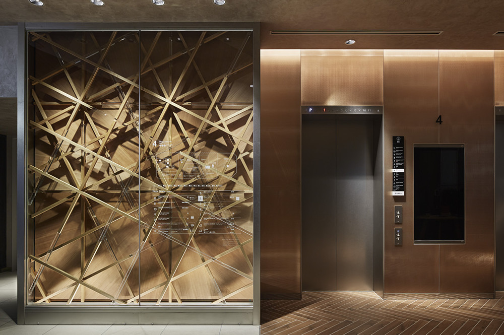 「東急プラザ銀座」の4階に設置されたアートウォールでは、外観デザインのモチーフである「切子」パターンを木とアクリルで表現（デザイン：インフィクス　写真：Nacasa & Partners）