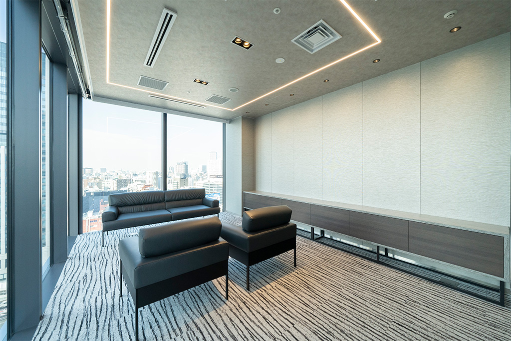2021年12月に兵庫県尼崎市から⼤阪市中央区本町へ移転した新関西支社。市中心部が望めるVIPROOMの壁・床に採用。